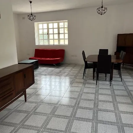 New Aurora 3, Huge Private Bedroom En-suite 홈스테이